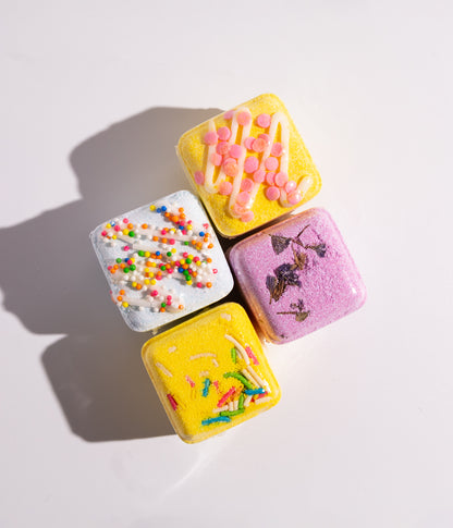 كرات استحمام فوّارة مصممة بهيئة كيك، بألوان جذابة وروائح منعشة تساعد على خلق أجواء استرخاء لطيفة خلال الاستحمام