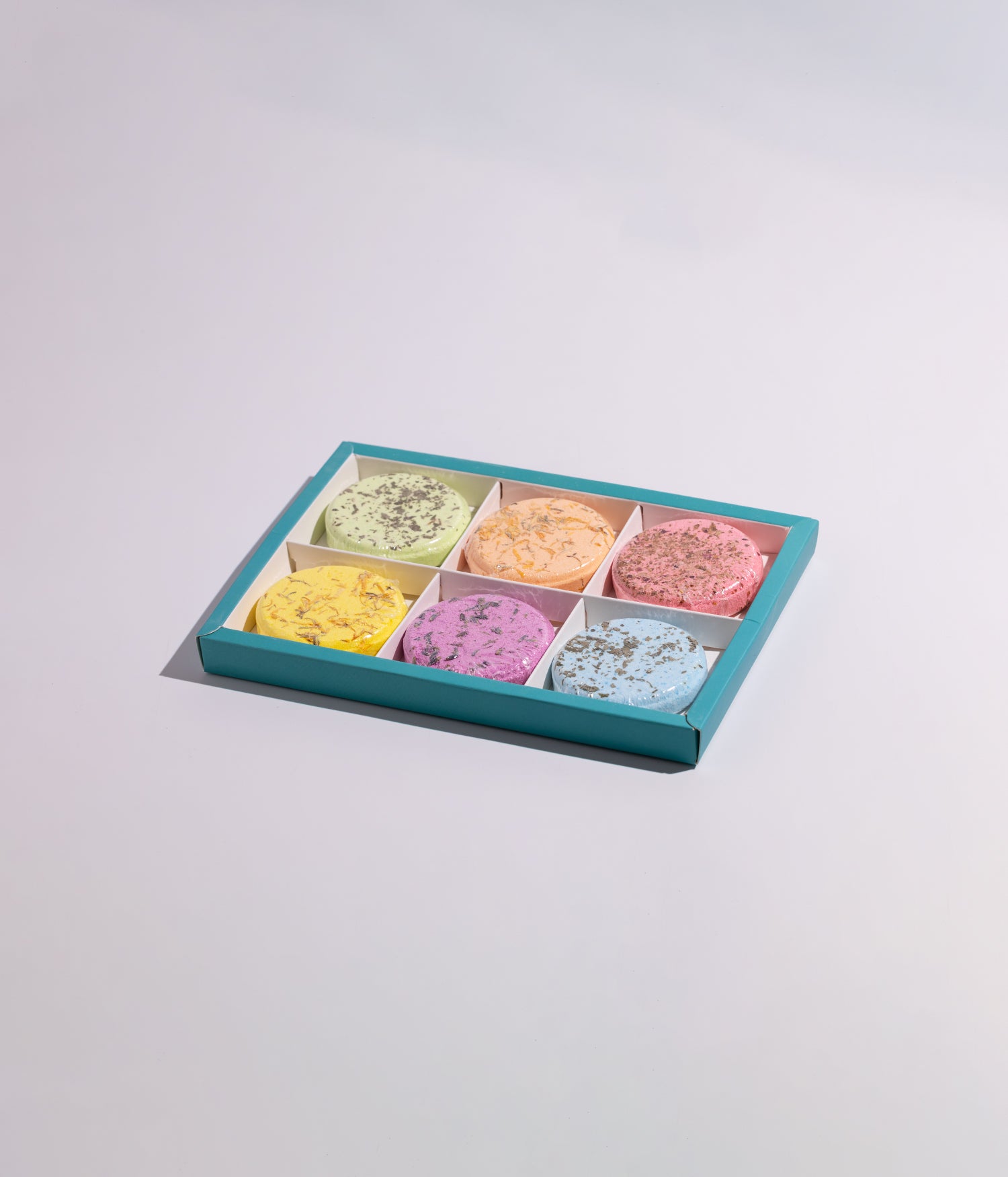 كرات فوّارة مخصصة للاستحمام والاسترخاء، تأتي بتصميم مستوحى من شكل الكيك وبألوان متنوعة وروائح منعشة تمنح إحساسًا بالراحة والانتعاش