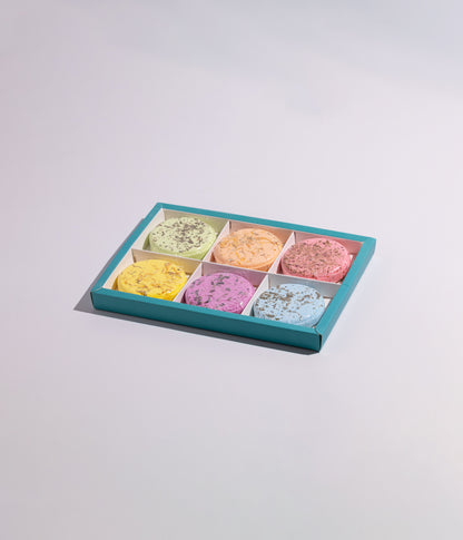 كرات فوّارة مخصصة للاستحمام والاسترخاء، تأتي بتصميم مستوحى من شكل الكيك وبألوان متنوعة وروائح منعشة تمنح إحساسًا بالراحة والانتعاش