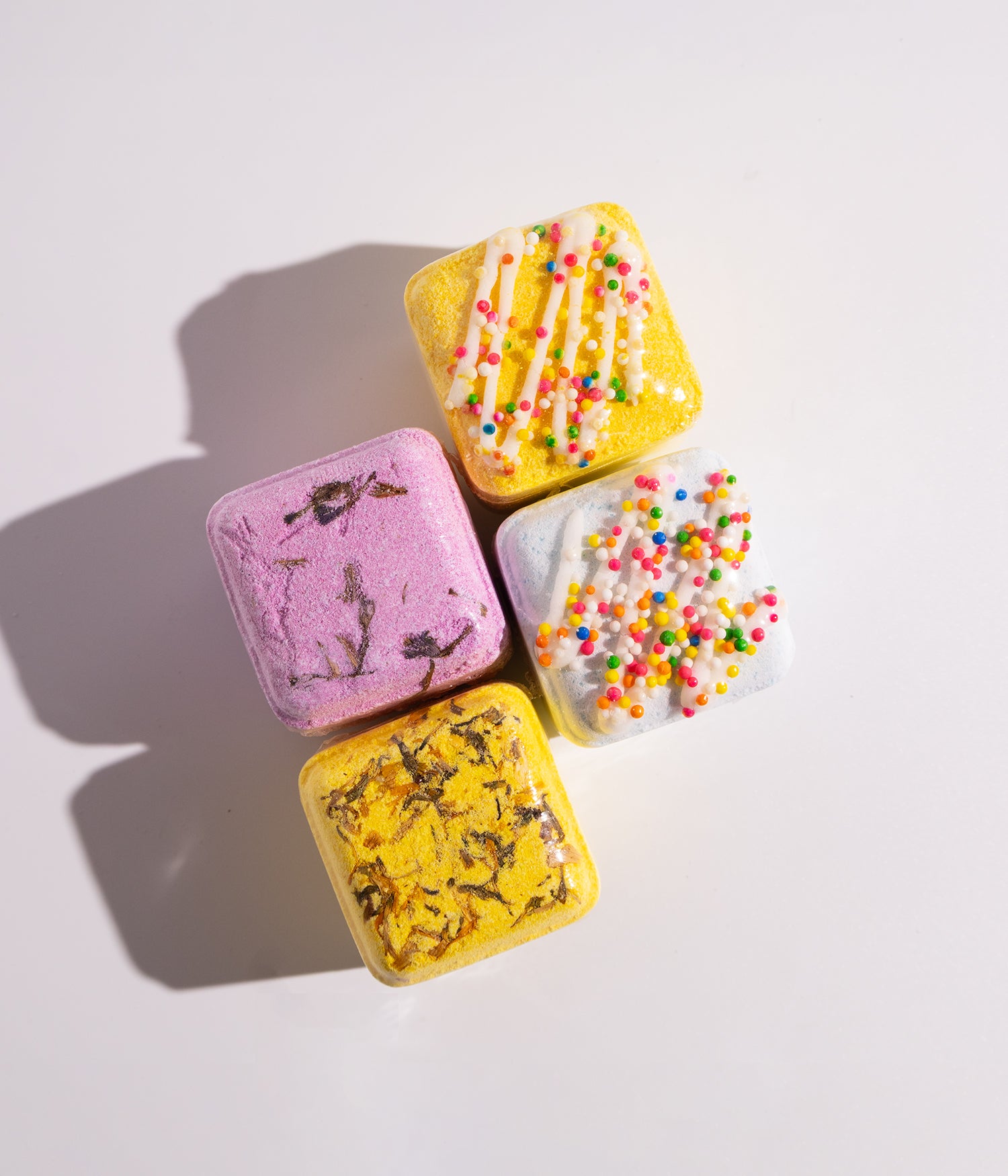 كرات استحمام فوّارة بتصميم كرتوني لطيف، بروائح منعشة تساعد على الاسترخاء وتمنح تجربة استحمام مبهجة