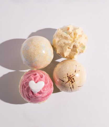 كرات استحمام فوّارة بتصميم كاب كيك، بروائح منعشة تساعد على الاسترخاء وتمنح تجربة استحمام مريحة ولطيفة