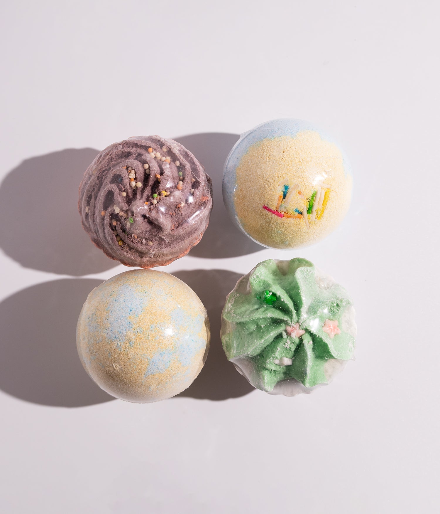 كرات فوّارة بتصميم كاب كيك للاستحمام، بروائح منعشة تساعد على الاسترخاء وتحويل تجربة الاستحمام إلى لحظة مريحة وممتعة