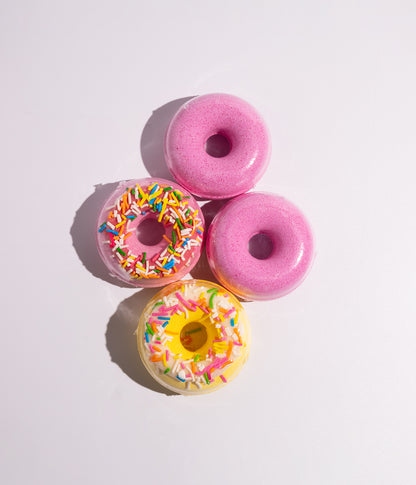 كرات استحمام فوّارة بتصميم دوناتس، مع مزيج روائح الخوخ واللافندر والفراولة والورد، تضيف لمسة استرخاء وانتعاش أثناء الاستحمام