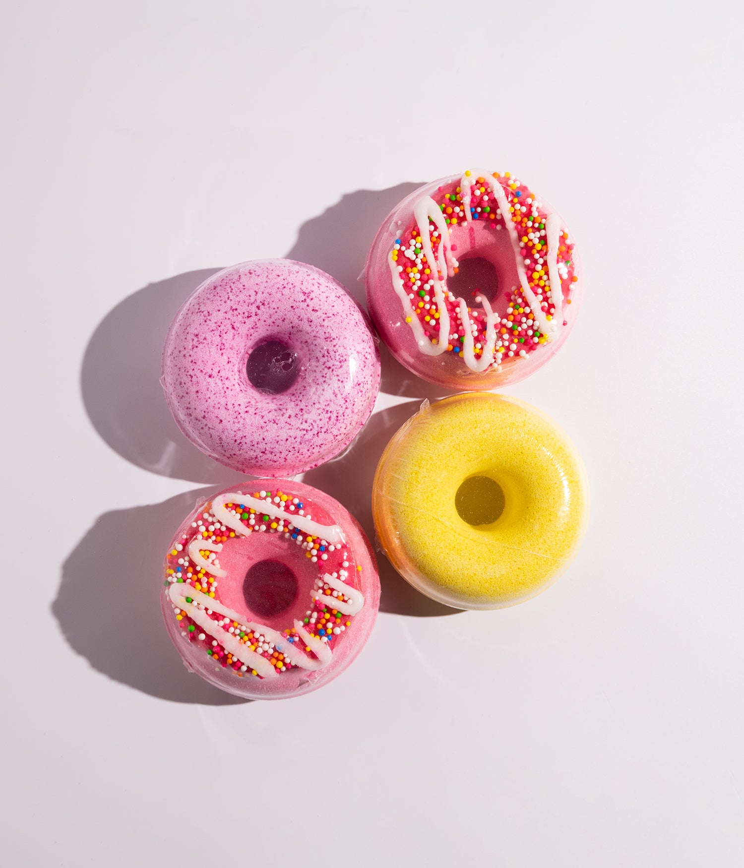 كرات استحمام فوّارة بتصميم دوناتس، تتميز بروائح عطرية مختلفة تضيف إحساسًا بالاسترخاء وتحول الاستحمام إلى تجربة ممتعة