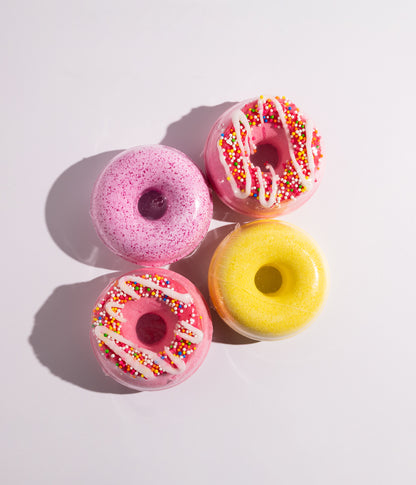 كرات استحمام فوّارة بتصميم دوناتس، تتميز بروائح عطرية مختلفة تضيف إحساسًا بالاسترخاء وتحول الاستحمام إلى تجربة ممتعة