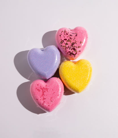 كرات استحمام فوّارة مصممة بهيئة قلب، تتميز بتدرجات لونية مختلفة وروائح عطرية لطيفة تمنح لحظة استرخاء ممتعة