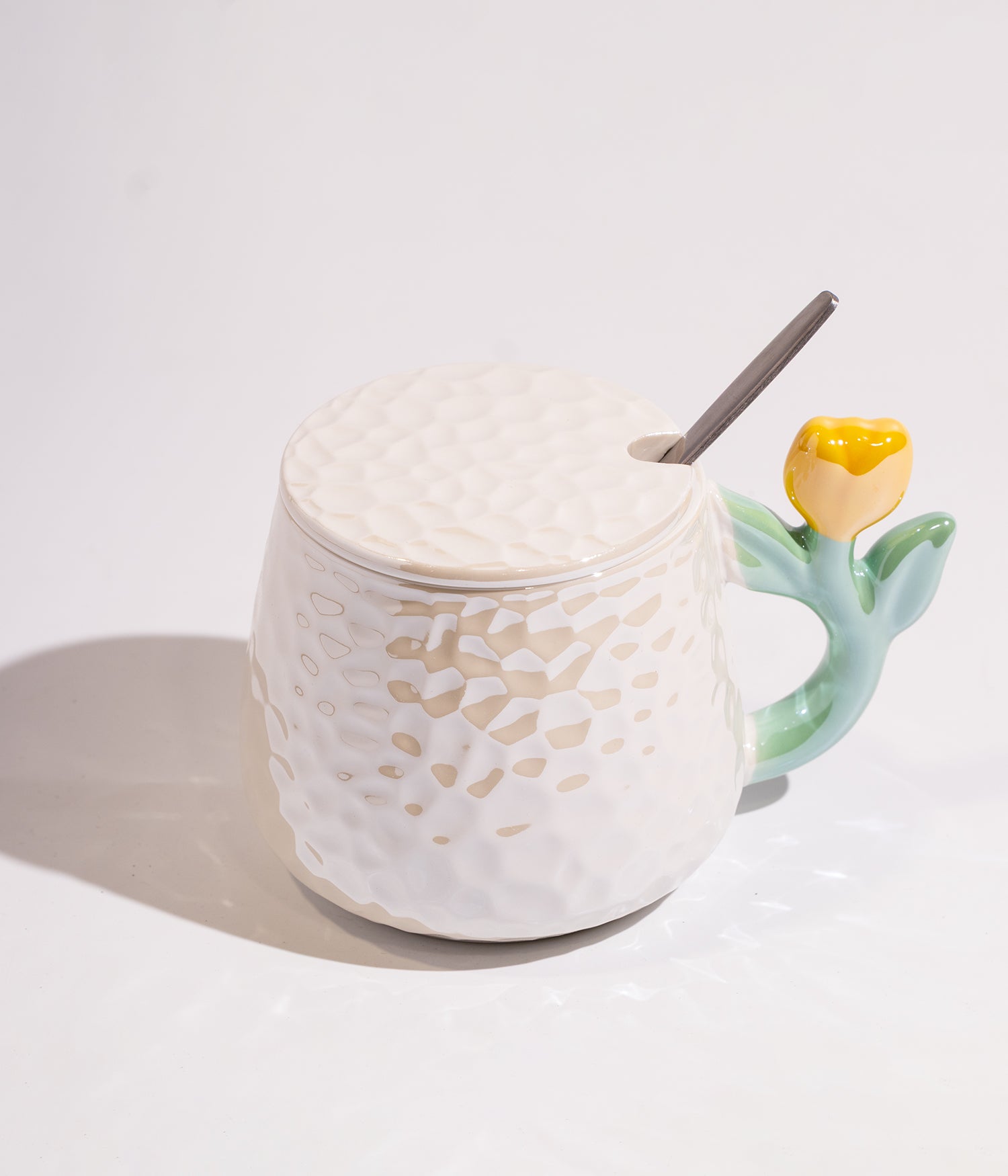 كوب مصنوع من السيراميك اللامع مع مقبض على شكل وردة صفراء، مزود بغطاء وملعقة، مناسب للاستخدام اليومي مع القهوة أو الشاي