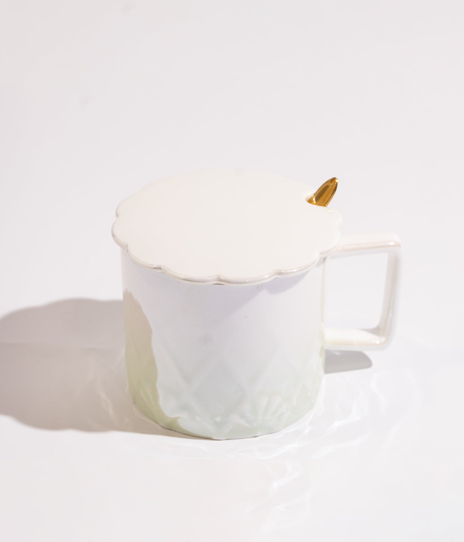 كوب سيراميك بتدرج ألوان وتصميم زهرة الكرز مع ملعقة ذهبية باللون الأخضر