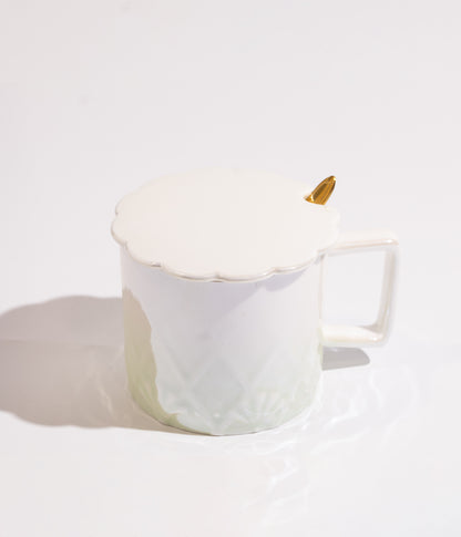 كوب سيراميك بتدرج ألوان وتصميم زهرة الكرز مع ملعقة ذهبية باللون الأخضر