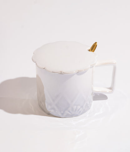 كوب سيراميك بتدرج ألوان خفيف وتصميم زهرة الكرز مع ملعقة ذهبية باللون الأزرق