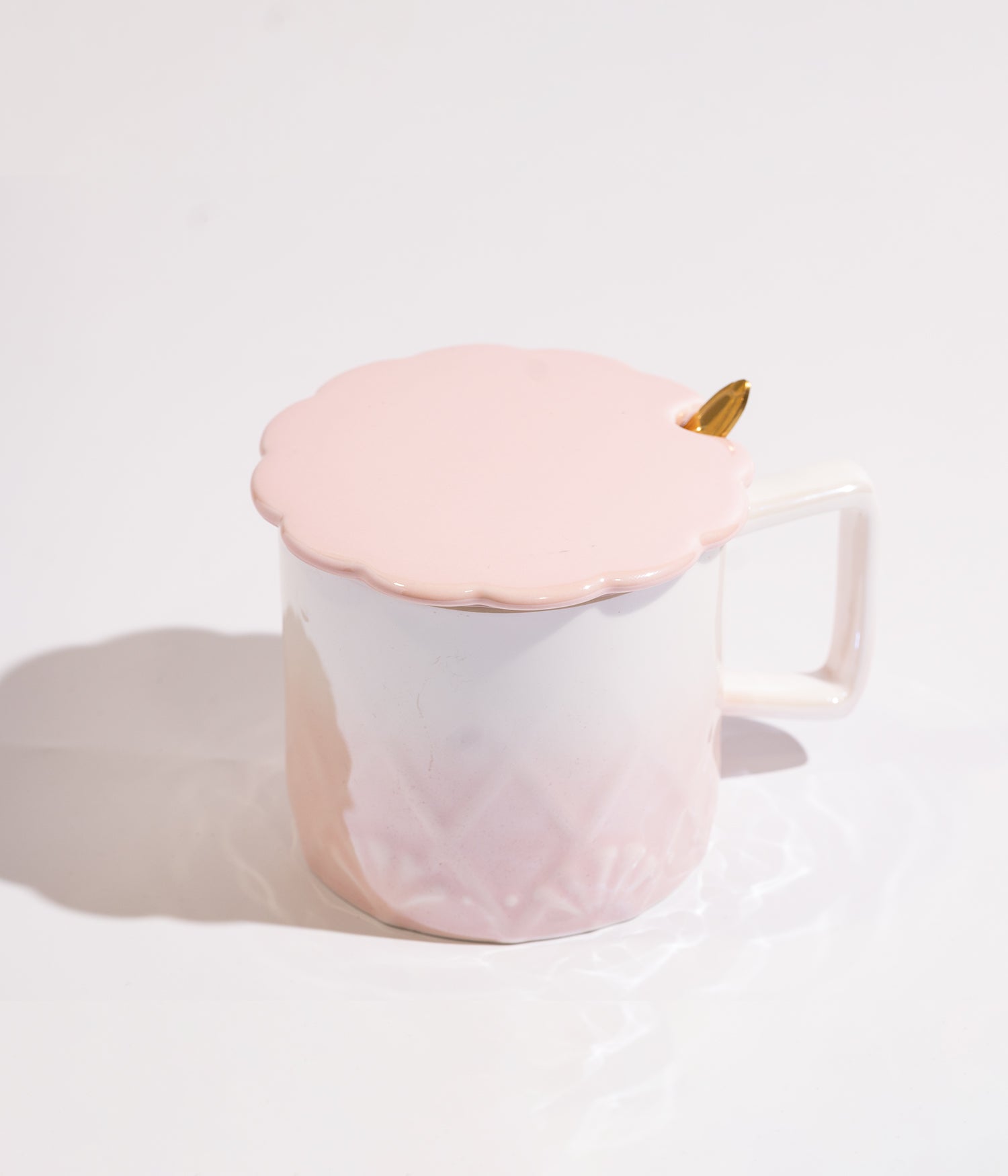 كوب سيراميك بتدرج ألوان وتصميم زهرة الكرز مع ملعقة ذهبية باللون الوردي