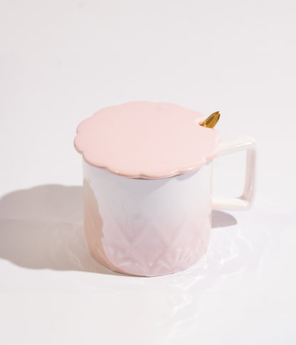 كوب سيراميك بتدرج ألوان وتصميم زهرة الكرز مع ملعقة ذهبية باللون الوردي