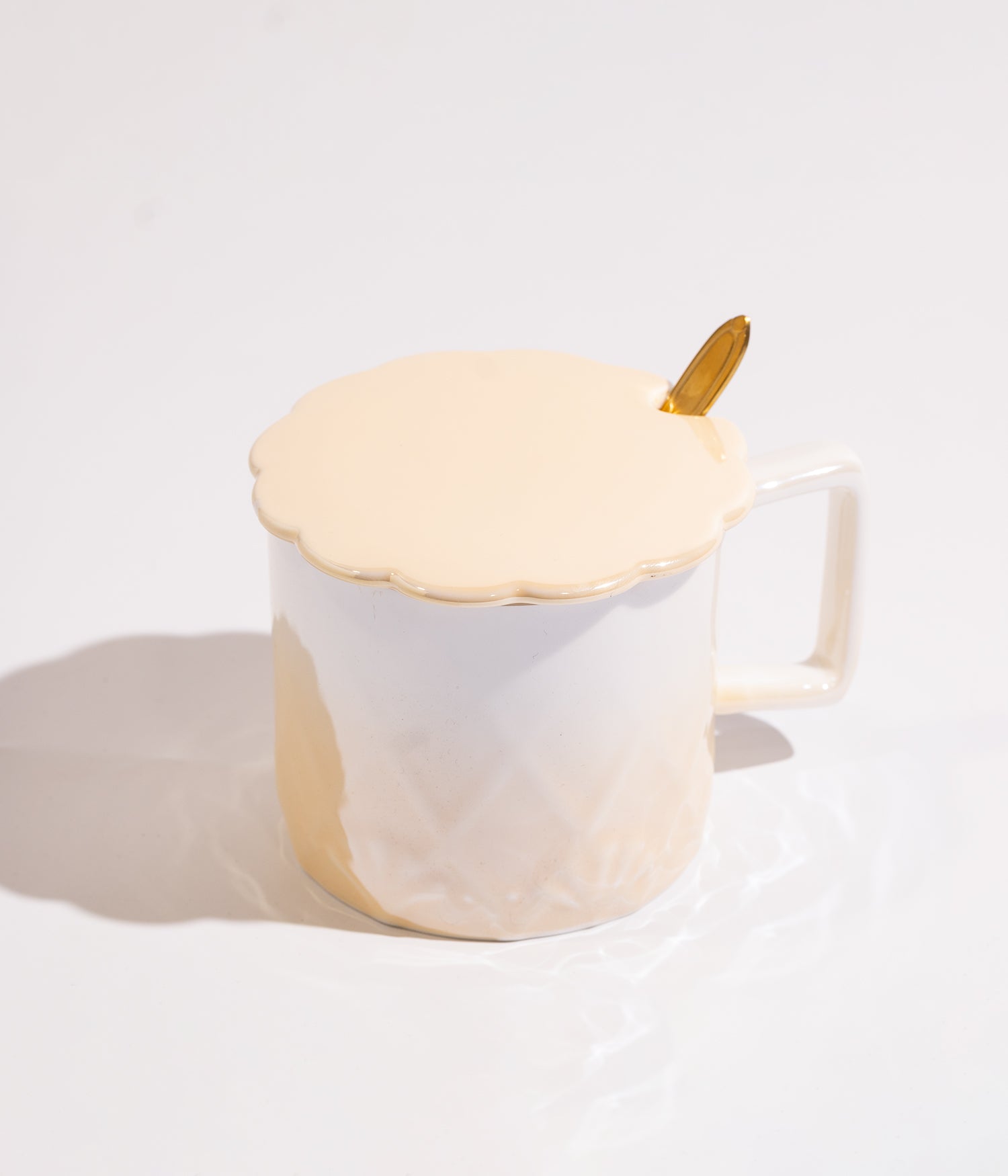 كوب سيراميك بتدرج ألوان وتصميم زهرة الكرز مع ملعقة ذهبية باللون الأصفر