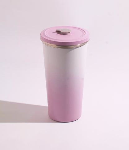 كوب حراري من الستانلس ستيل بتدرج لوني بنفسجي أنيق، يحتوي على غطاء ومزاز مخصص للشرب، ملائم للاستخدام اليومي مع المشروبات