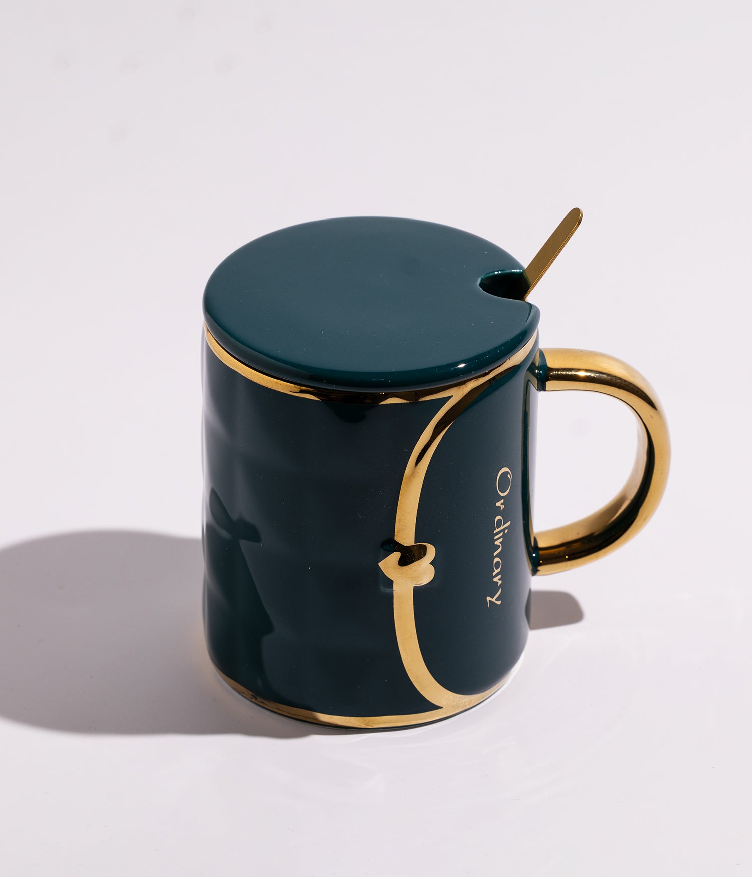 كوب مصنوع من السيراميك باللون الأخضر مزين بخطوط ذهبية ومقبض ذهبي، مزود بغطاء وملعقة ذهبية، مناسب للاستخدام اليومي مع القهوة أو الشاي