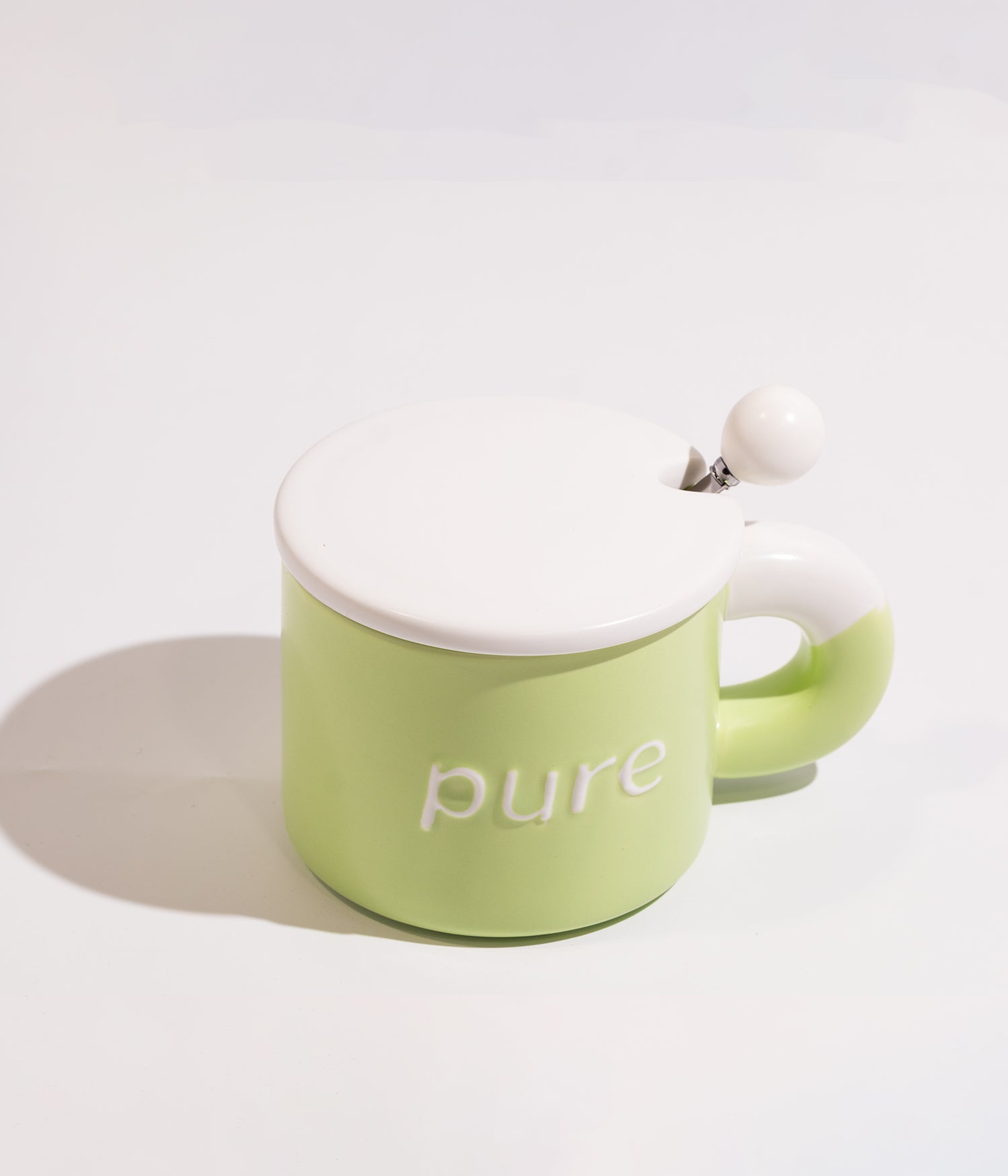 كوب قهوة سيراميكي بتصميم PURE باللون الأخضر، يأتي مع غطاء وملعقة، ملائم للاستخدام اليومي في المنزل أو المكتب