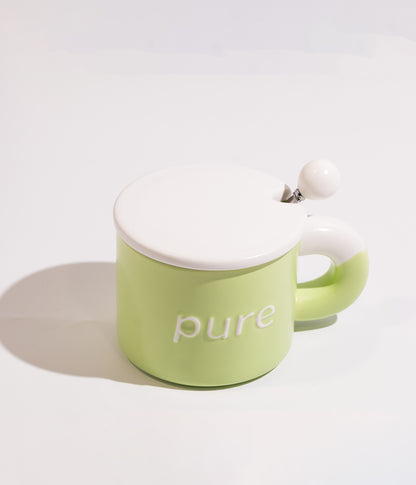 كوب قهوة سيراميكي بتصميم PURE باللون الأخضر، يأتي مع غطاء وملعقة، ملائم للاستخدام اليومي في المنزل أو المكتب