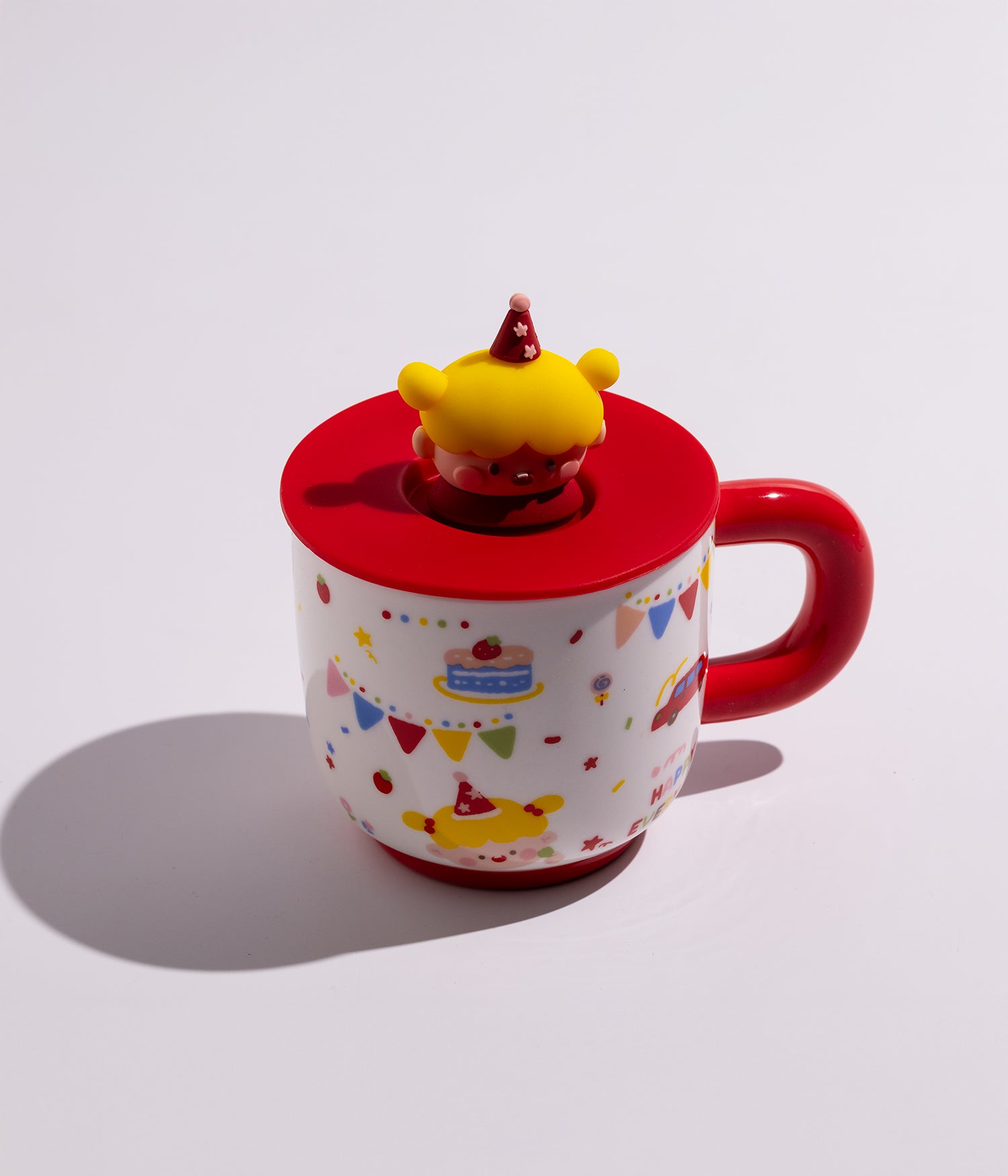 كوب سيراميكي للأطفال مزود بغطاء يحتوي على مجسم أطفال لطيفة، باللون الأحمر، مناسب لتقديم المشروبات للأطفال بطريقة ممتعة وآمنة