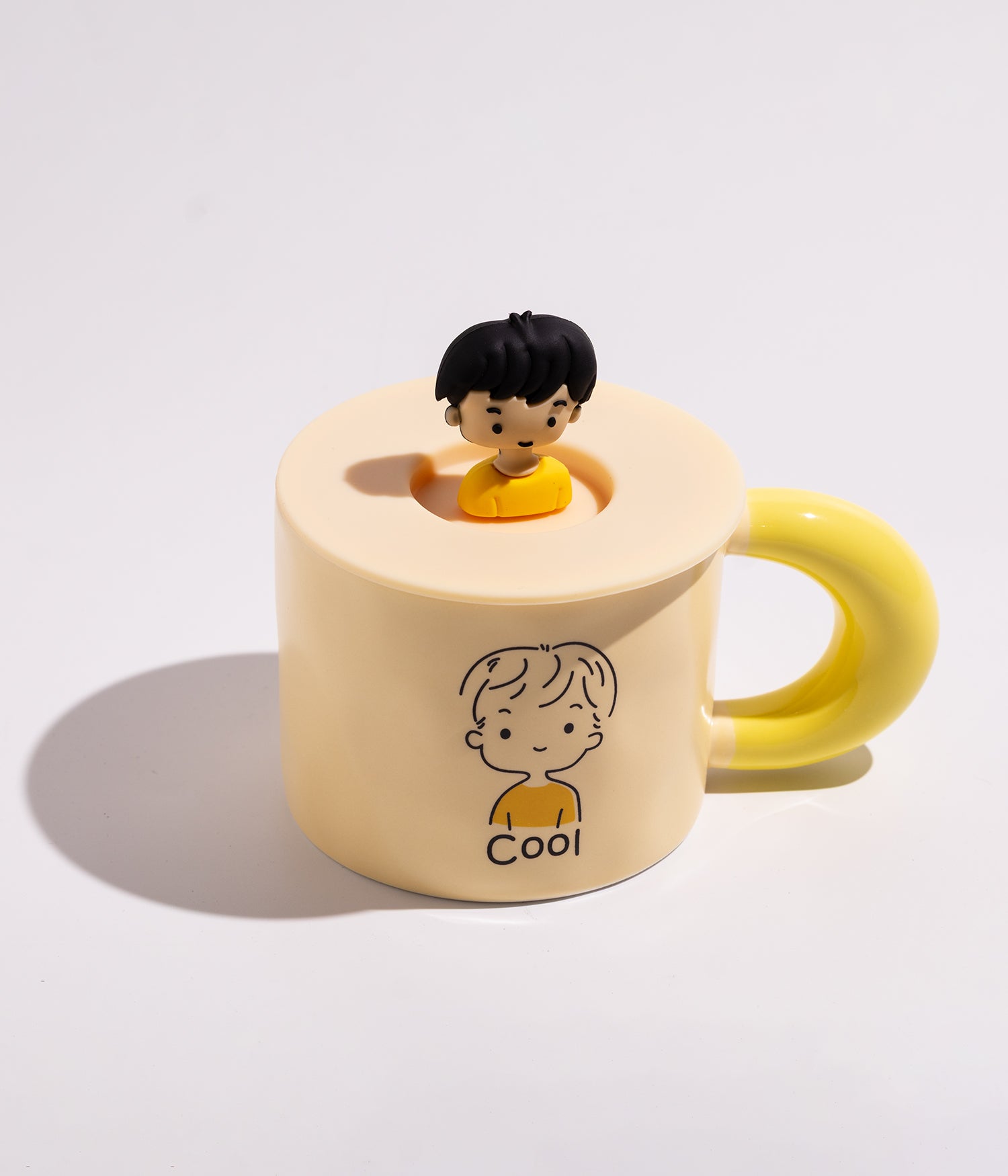 كوب سيراميكي للأطفال مزود بغطاء يحتوي على مجسم فتى وفتاة صغيرة مرحة، مزين بعبارة "Cool"، مناسب لتقديم المشروبات للأطفال