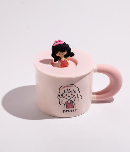 كوب سيراميكي للأطفال مزين بغطاء يحتوي على مجسم فتى وفتاة صغيرة مرحة، مكتوب عليه عبارة "Pretty"، مناسب لتقديم المشروبات للأطفال