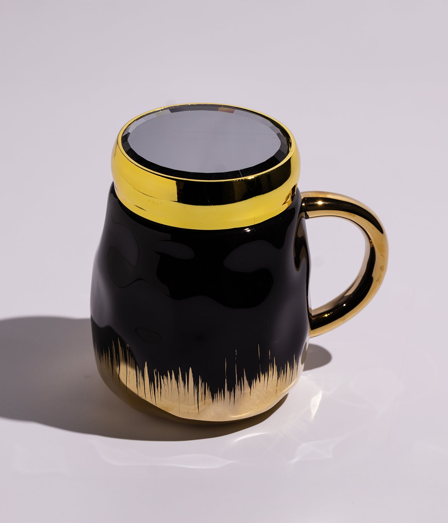 كوب قهوة سيراميك مزين برسم سنابل ذهبية فخمة، مع غطاء محكم الإغلاق بحواف ذهبية أنيقة، باللون الأسود