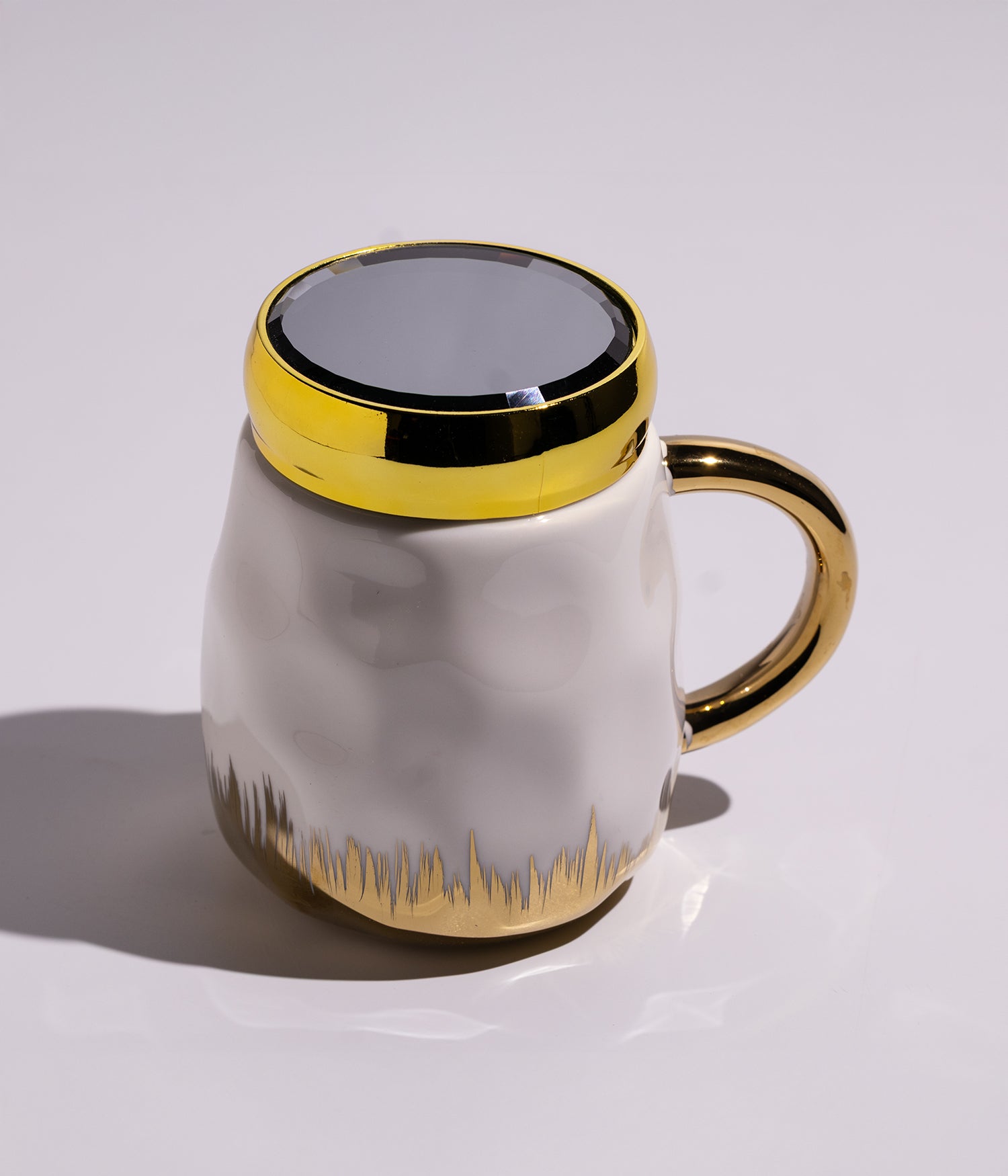 كوب قهوة سيراميك مزين برسم سنابل ذهبية فخمة، مع غطاء محكم الإغلاق بحواف ذهبية أنيقة، باللون الأبيض