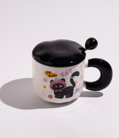 كوب سيراميك ابيض برسمة قطة سوداء وغطاء اسود مع ملعقة