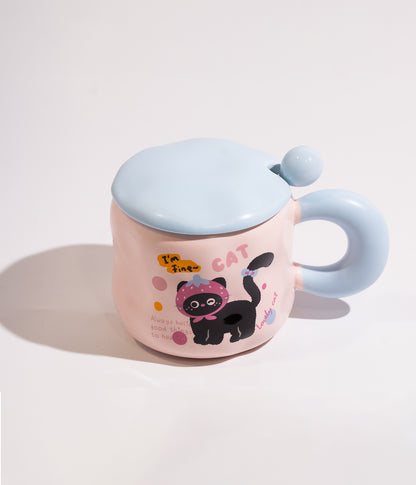 كوب سيراميك وردي برسمة قطة سوداء وغطاء أزرق مع ملعقة