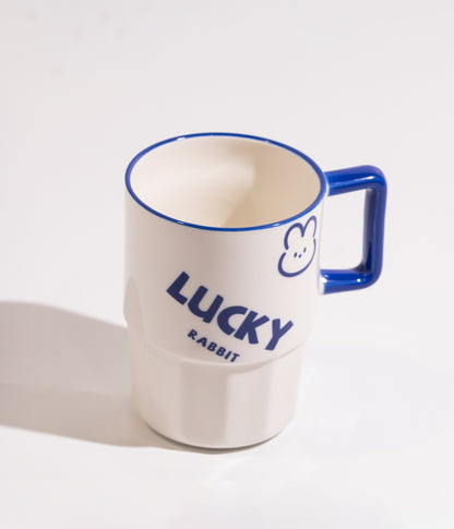 كوب سيراميك بكتابة LUCKY & HAPPY ووجه أرنب ودب مزوّد بغطاء عملي ومزاز