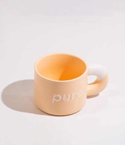 كوب قهوة مصنوع من السيراميك بتصميم PURE باللون البرتقالي، مزود بغطاء وملعقة، مناسب للاستخدام اليومي مع المشروبات الساخنة