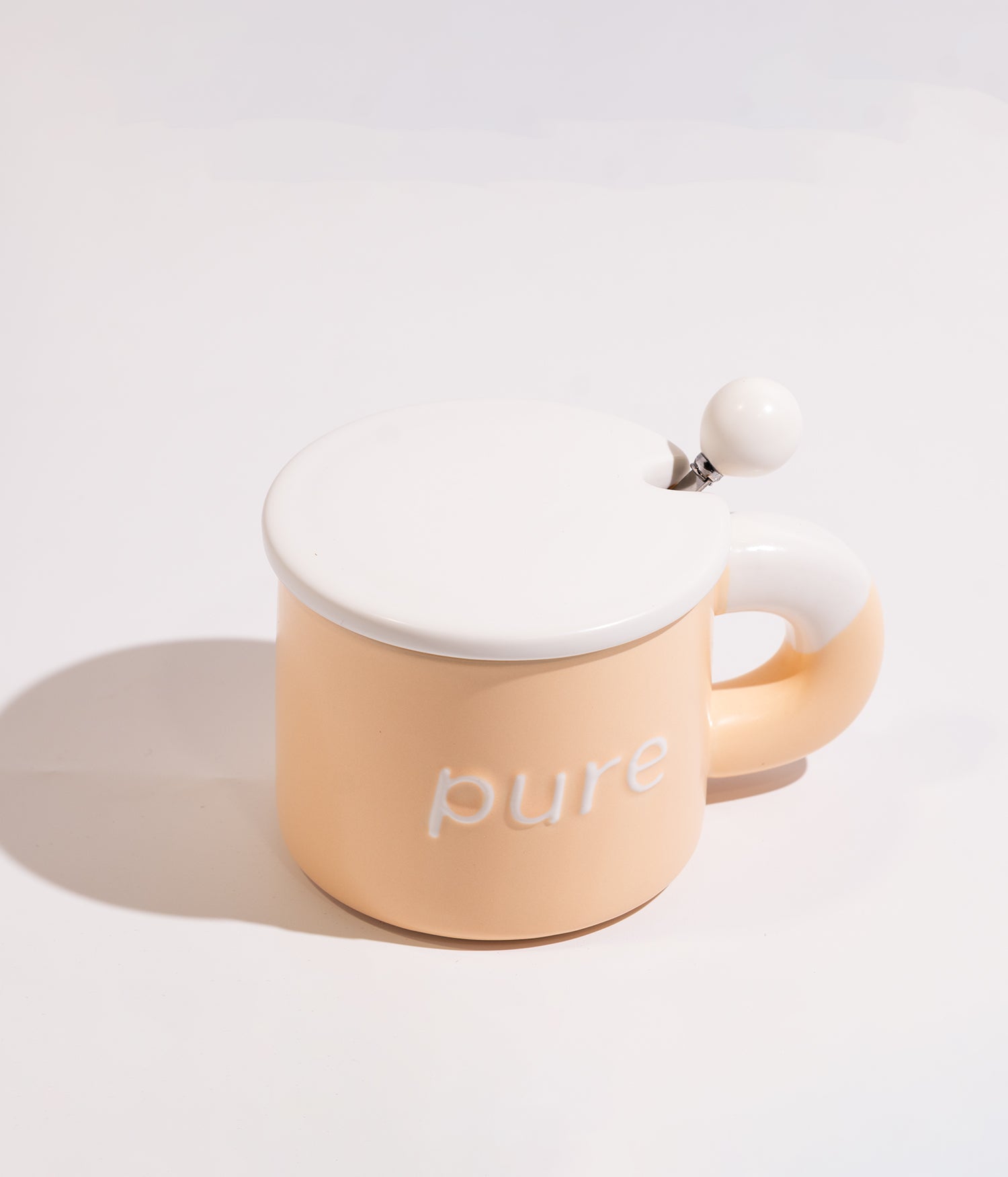 كوب قهوة مصنوع من السيراميك بتصميم PURE باللون البرتقالي، مزود بغطاء وملعقة، مناسب للاستخدام اليومي مع المشروبات الساخنة