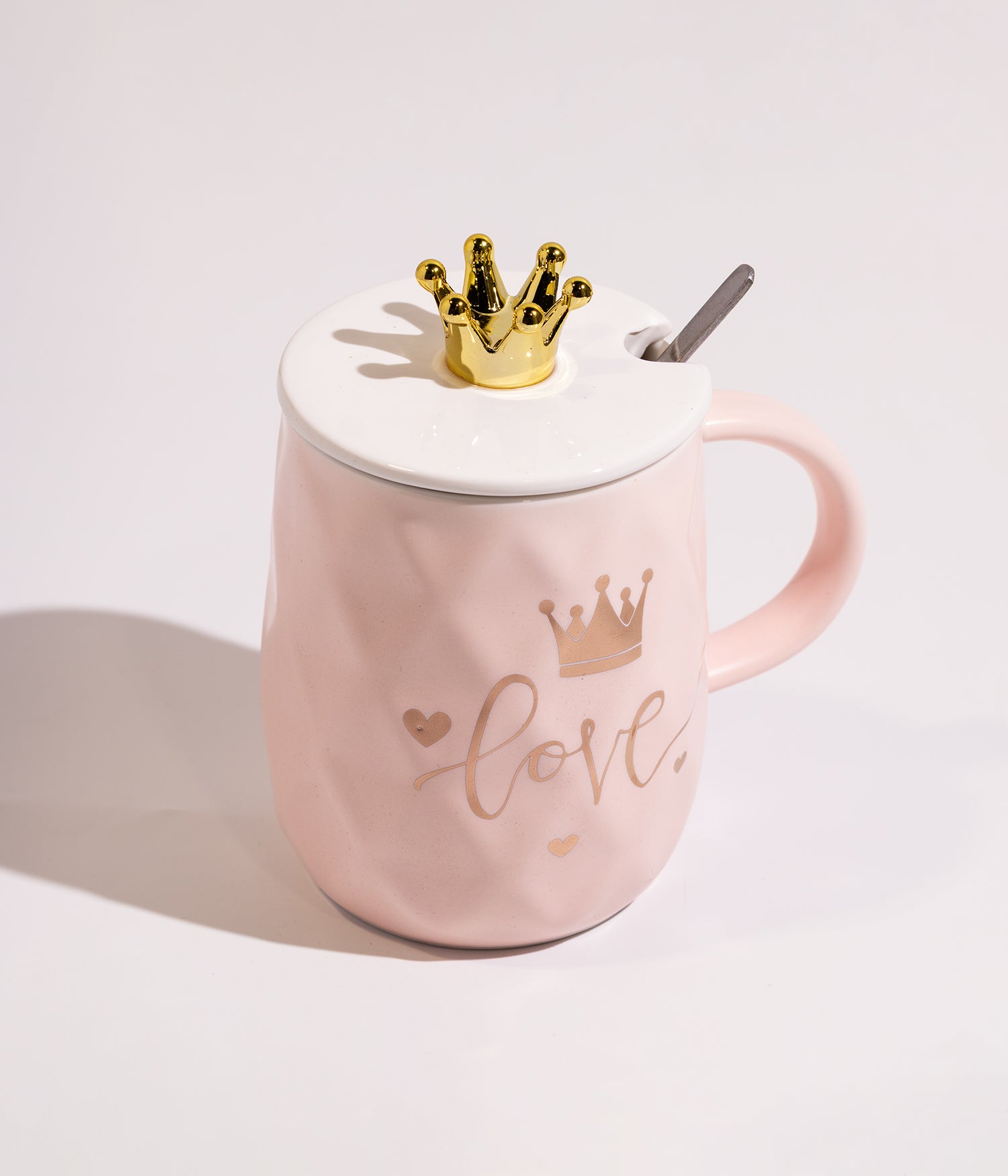 كوب قهوة سيراميكي وردي مزين بعبارة Love، يحتوي على غطاء بتصميم تاج وملعقة، مناسب للاستخدام اليومي