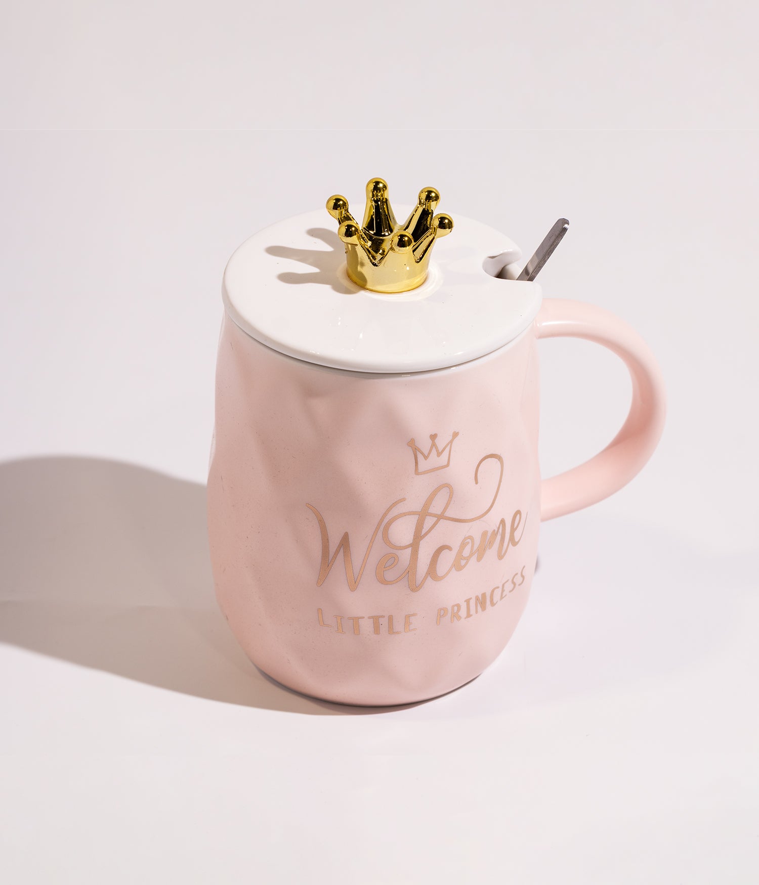 كوب قهوة مصنوع من السيراميك باللون الوردي مع عبارة Welcome، مزود بغطاء بتصميم تاج وملعقة، مناسب للاستخدام اليومي مع المشروبات الساخنة