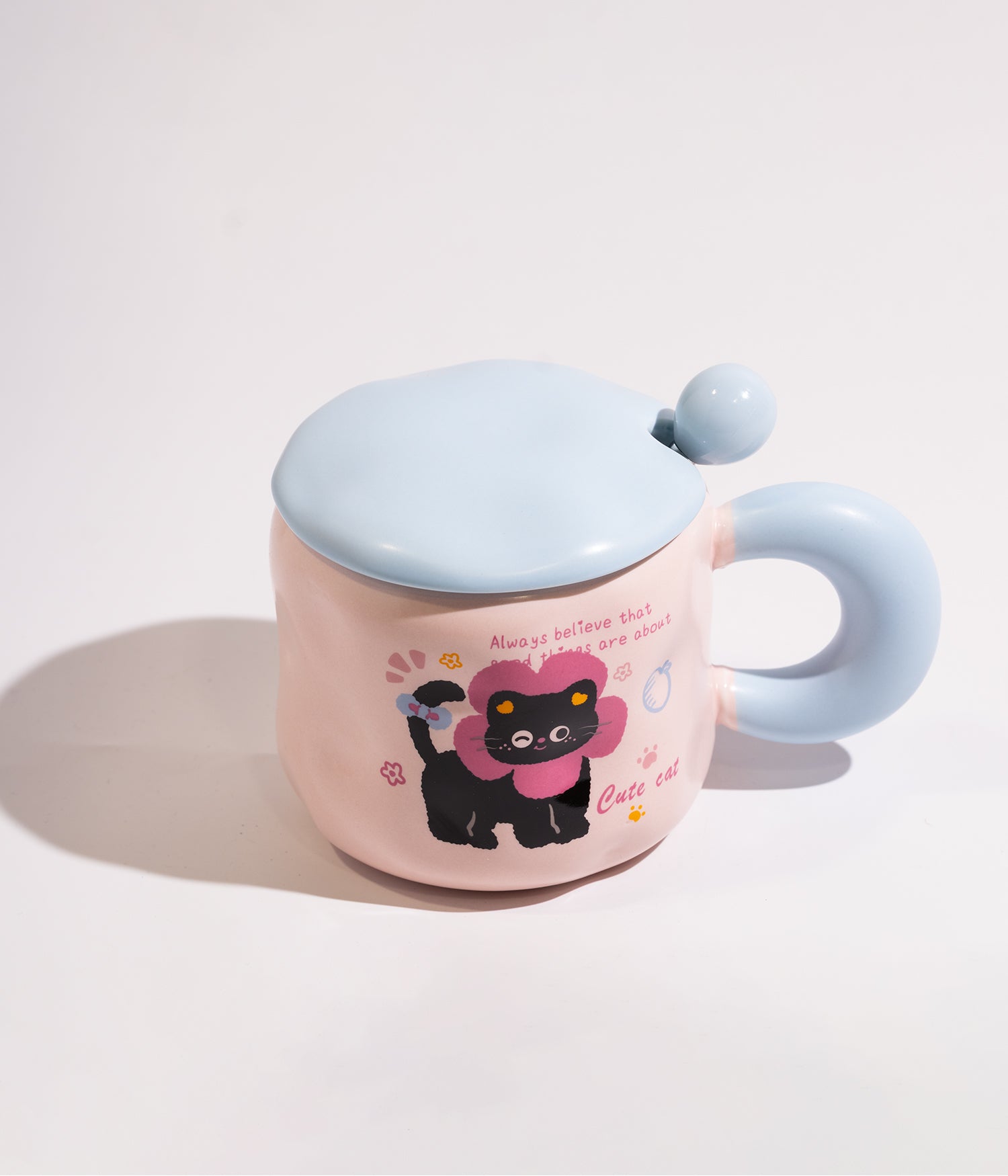 كوب سيراميك وردي برسمة قطة سوداء وغطاء أزرق مع ملعقة