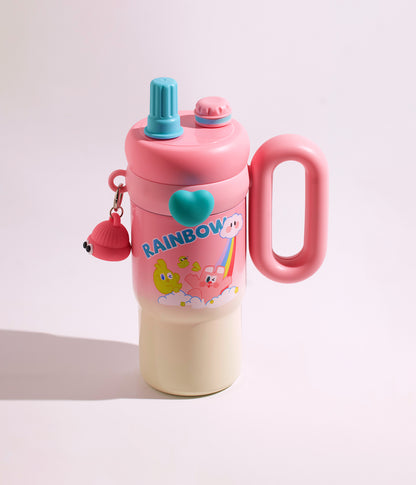 كوب حراري للأطفال مصنوع من الستانلس ستيل، مزود بغطاء محكم ومزاز للشرب. يأتي باللون الوردي، ومناسب للاستخدام اليومي مع المشروبات المختلفة