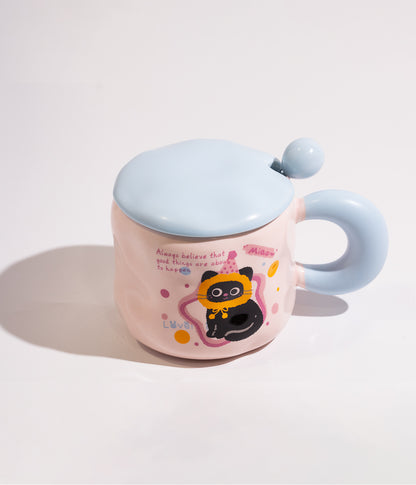 كوب سيراميك وردي برسمة قطة سوداء وغطاء أزرق مع ملعقة