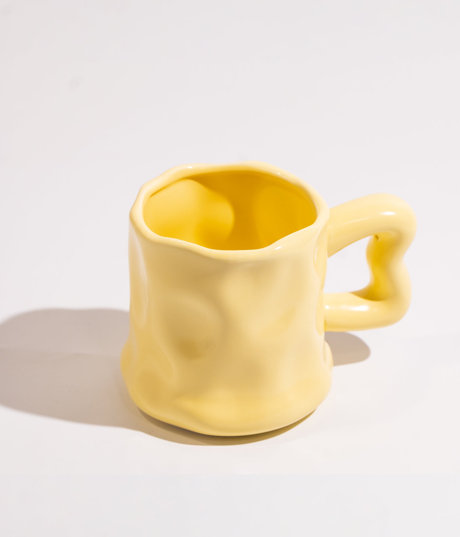 كوب سيراميك سادة بتصميم مموج ومقبض عصري مموج باللون الأصفر
