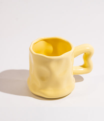 كوب سيراميك سادة بتصميم مموج ومقبض عصري مموج باللون الأصفر
