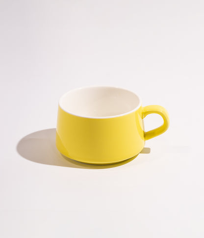 فنجان سيراميك سادة مع قاعدة خشبية وملعقة