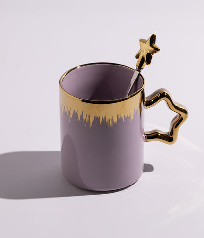كوب سيراميكي باللون البنفسجي مزين بخطوط سنابل ذهبية، مزود بملعقة بتصميم نجمة، مناسب للاستخدام اليومي مع مختلف المشروبات