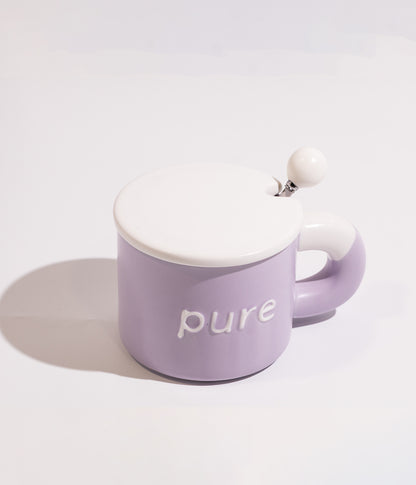 كوب قهوة مصنوع من السيراميك بتصميم PURE باللون البنفسجي، مزود بغطاء وملعقة، مناسب للاستخدام اليومي مع المشروبات الساخنة