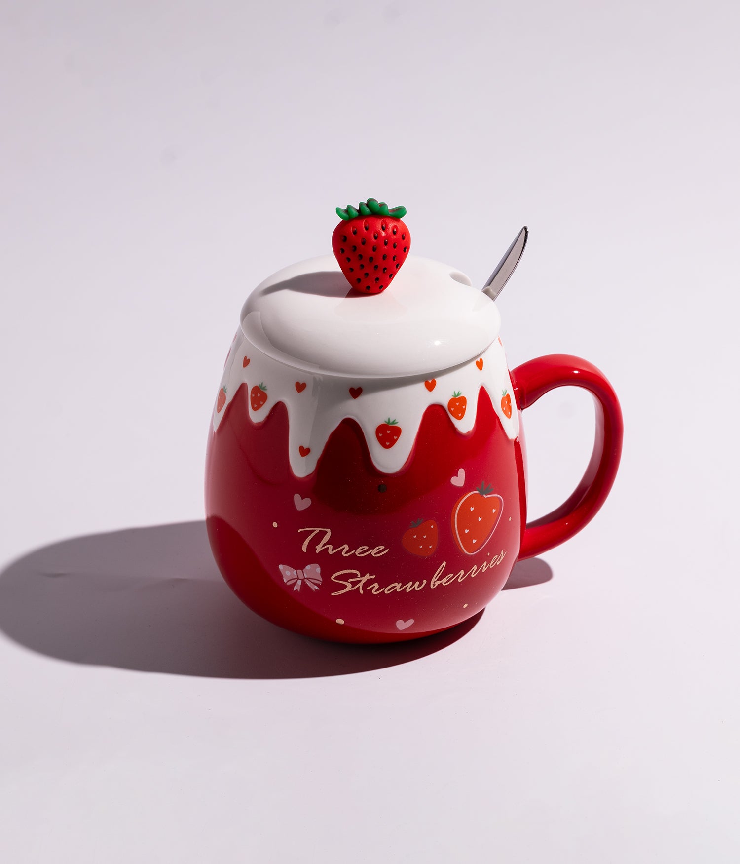 كوب قهوة سيراميك باللون الأحمر بغطاء فراولة مجسم مع ملعقة