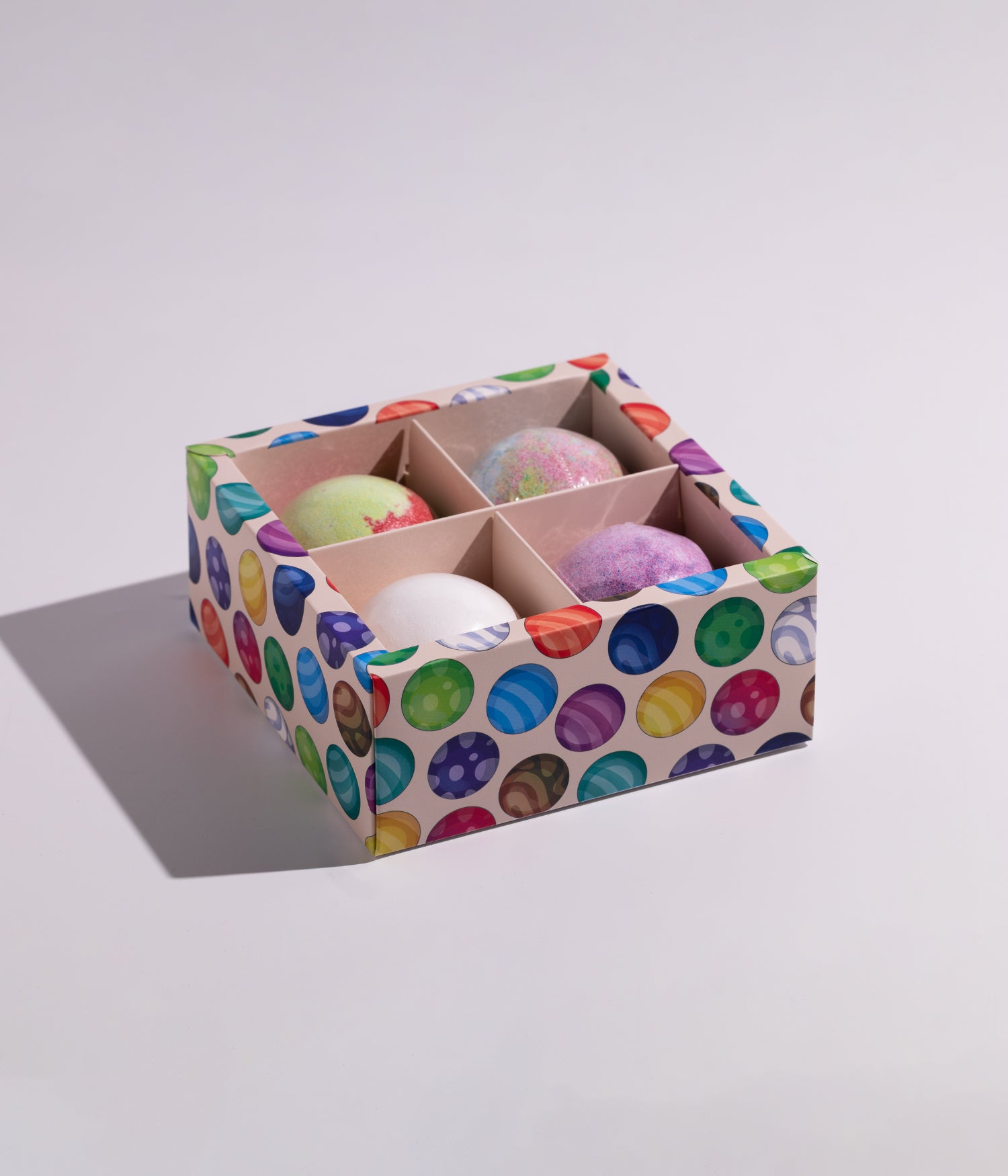 كرات فوّارة للاستحمام والاسترخاء غنية بالزيوت العطرية وزبدة مرطبة، تمنح البشرة نعومة وانتعاشًا مع أجواء مهدئة أثناء الاستحمام