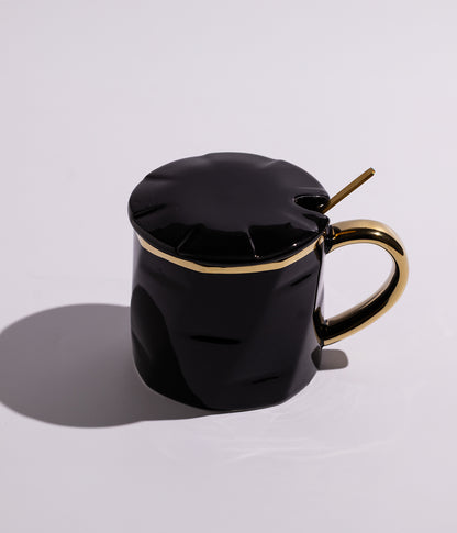 كوب سيراميك بتصميم سادة مزين بخطوط ذهبية مع مقبض ذهبي، مزود بغطاء وملعقة، باللون الأسود