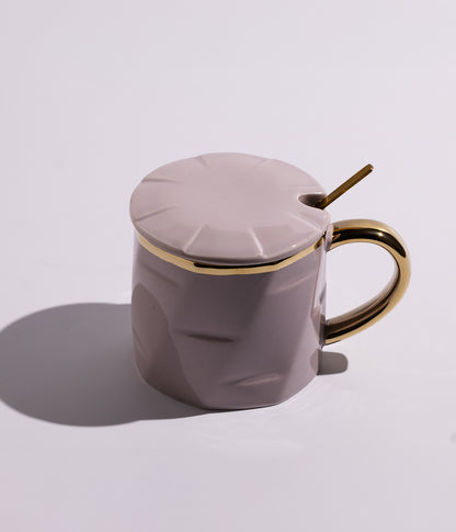 كوب سيراميك بتصميم سادة مزين بخطوط ذهبية مع مقبض ذهبي، مزود بغطاء وملعقة، باللون الرمادي
