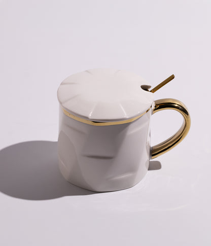 كوب سيراميك بتصميم سادة مزين بخطوط ذهبية مع مقبض ذهبي، مزود بغطاء وملعقة، باللون الأبيض