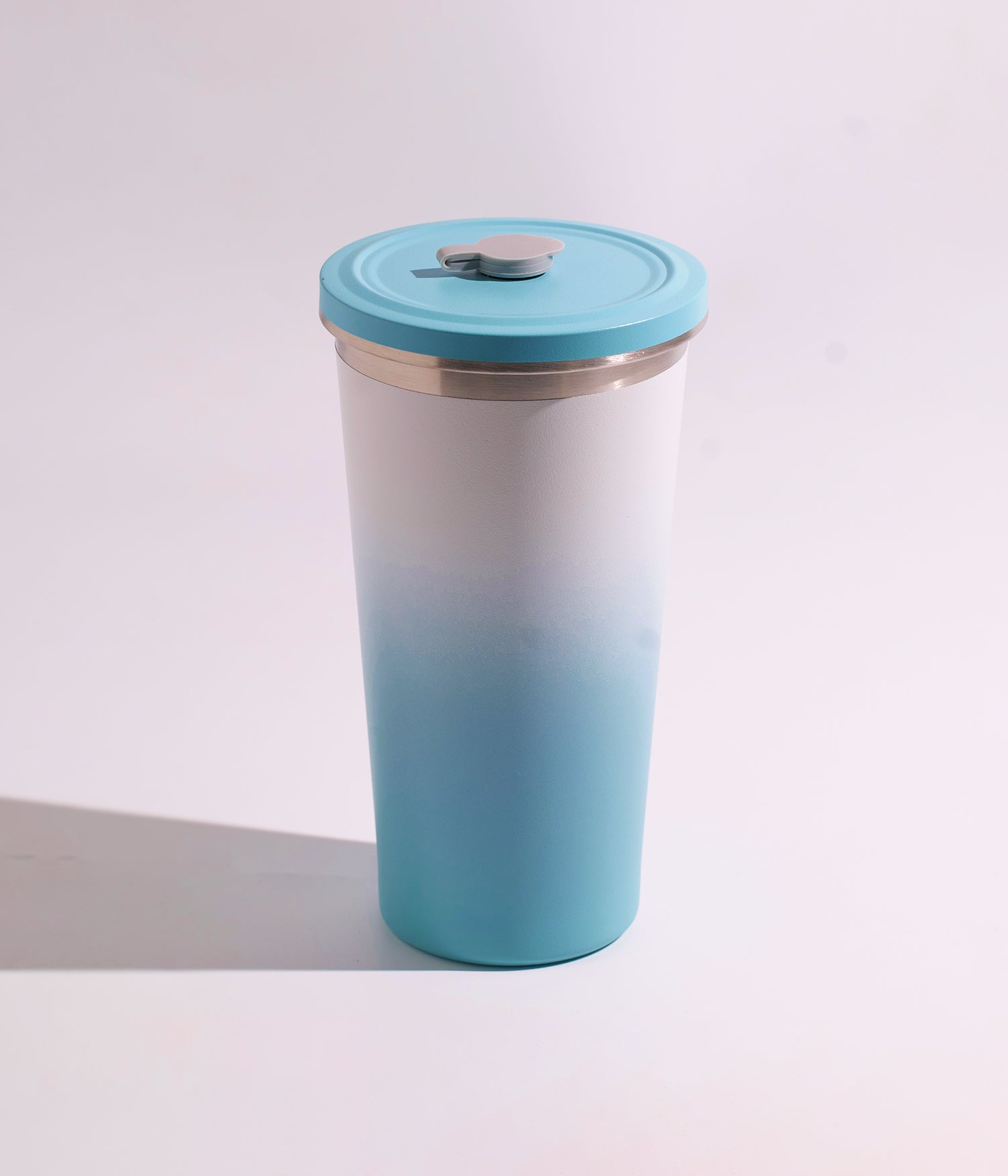 كوب حراري من الستانلس ستيل بتصميم متدرج باللون الأزرق، يحتوي على غطاء محكم ومزاز مخصص للشرب، ملائم للاستخدام اليومي