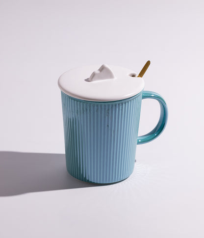 كوب سيراميك مخطط أنيق مع غطاء أبيض وملعقة ذهبية