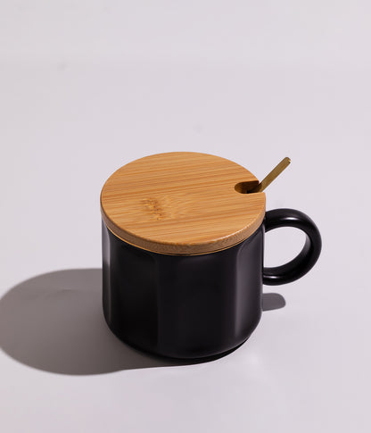 كوب سيراميك سادة مخطط مع غطاء خشبي وملعقة باللون الأسود