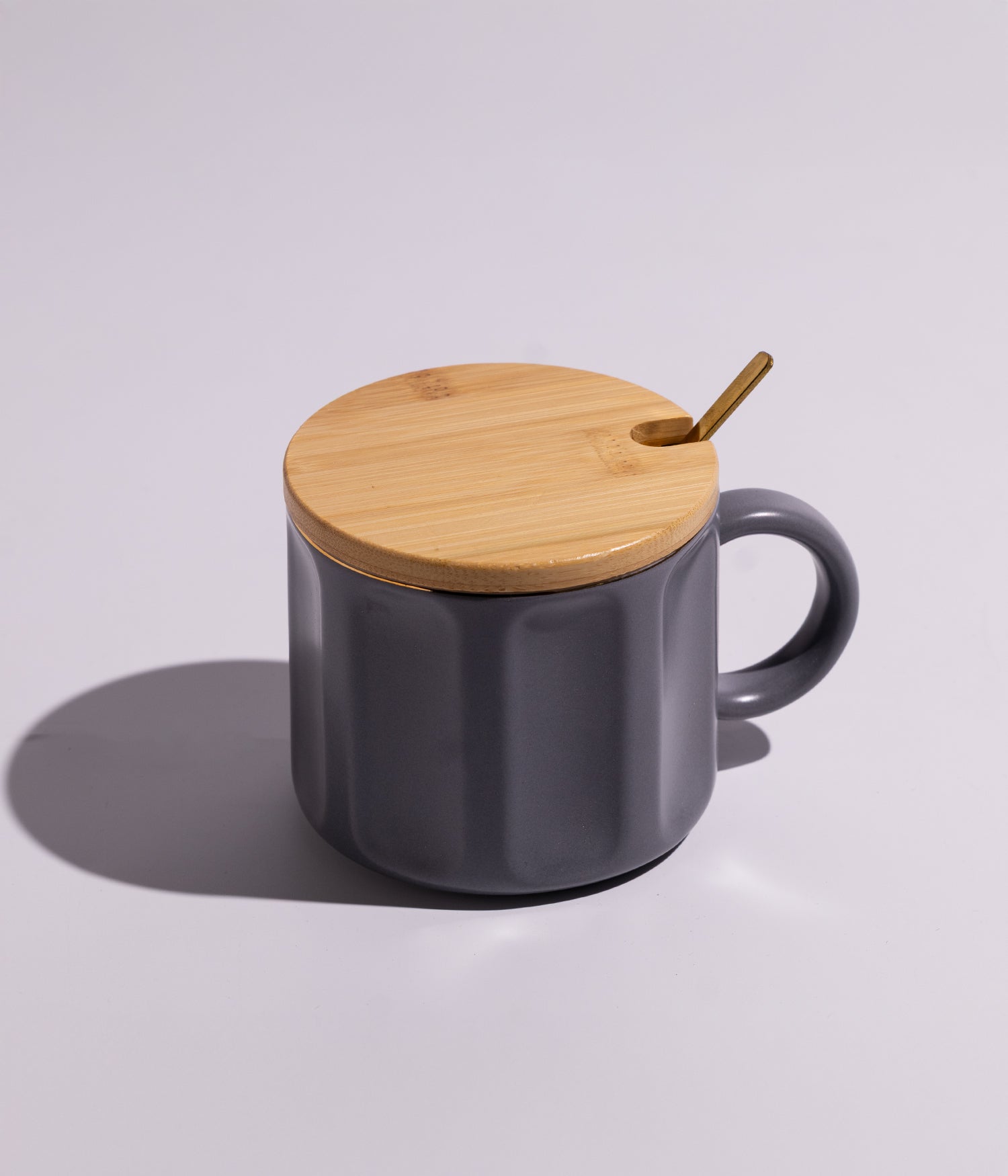 كوب سيراميك سادة مخطط مع غطاء خشبي وملعقة باللون الرمادي